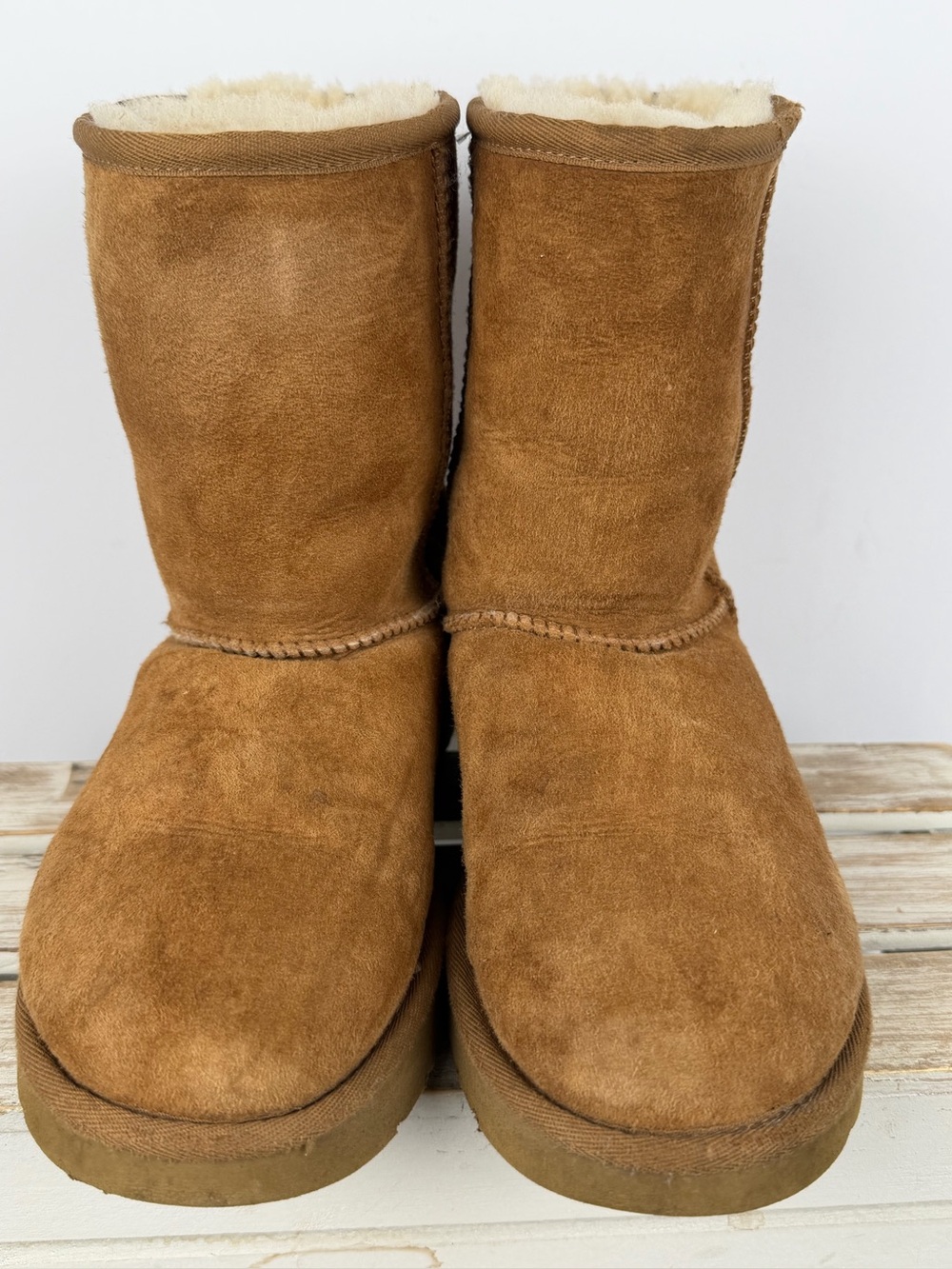 UGG Classic Short boots featuring a plush sheepskin lining women’s size 7 - Picture 6 of 13